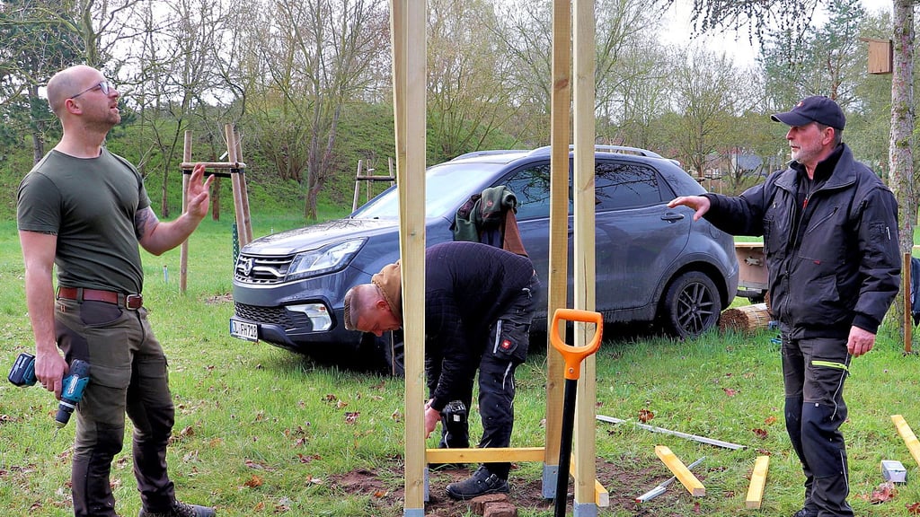 In Vorbereitung auf die Jury-Präsentation wurde im Bienengarten auch ein Insektenhotel aufgebaut.