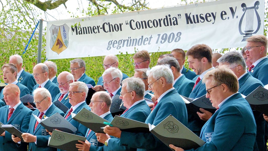 Der Kuseyer Männerchor feierte am Wochenende mit einem großen Sängerfest sein 115-jähriges Bestehen. Mit 48 aktiven Männern ist das musikalische Ensemble einer der größten Chöre der Region. So viele aktive Männer, wie aktuell singen, gab es in der langen Vereinsgeschichte noch nicht.