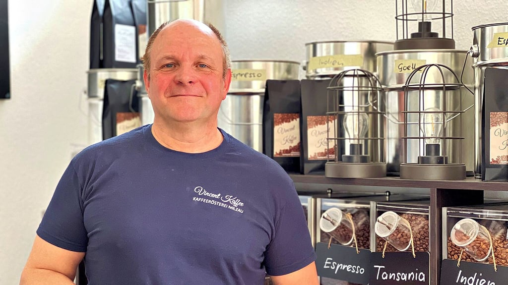 Die neuen Kaffeesorten am Geiseltal: Ulf Keller röstet die Bohnen, Alexandra Warias verpackt und verkauft sie.