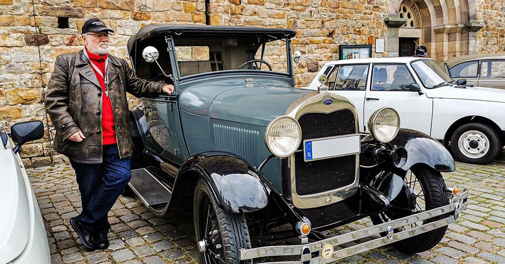 Josef Gareis gehört zu den Gründern des Oldtimervereins. Er ist nur zehn Jahre jünger als sein 1929 gebauter Ford A.