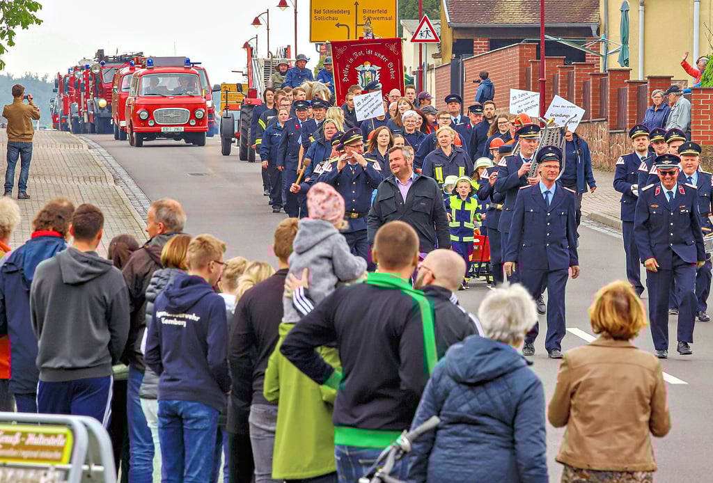 Den 90. Geburtstag der Wehr feierten die Kameraden und Kameradinnen in Tornau mit einem großen Festumzug.