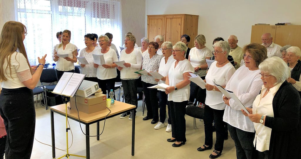 Der „Bürgerchor 2023“ brachte beim Kalendersingen in Beyernaumburg die alten Lieder von Horst Kranz wieder zu Gehör.