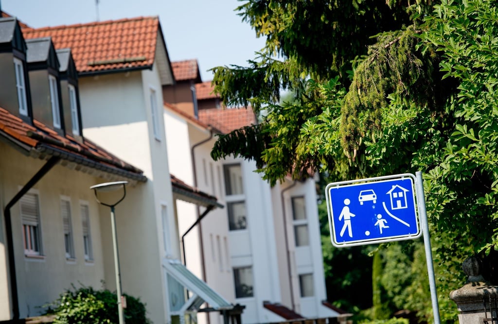 Beim Alter der Wohngebäude gibt es einer Daten-Auswertung durch Check24 zufolge große regionale Unterschiede. Den modernsten Gebäudebestand gibt es demnach mit dem Durchschnittsbaujahr 1996 in Bayern.