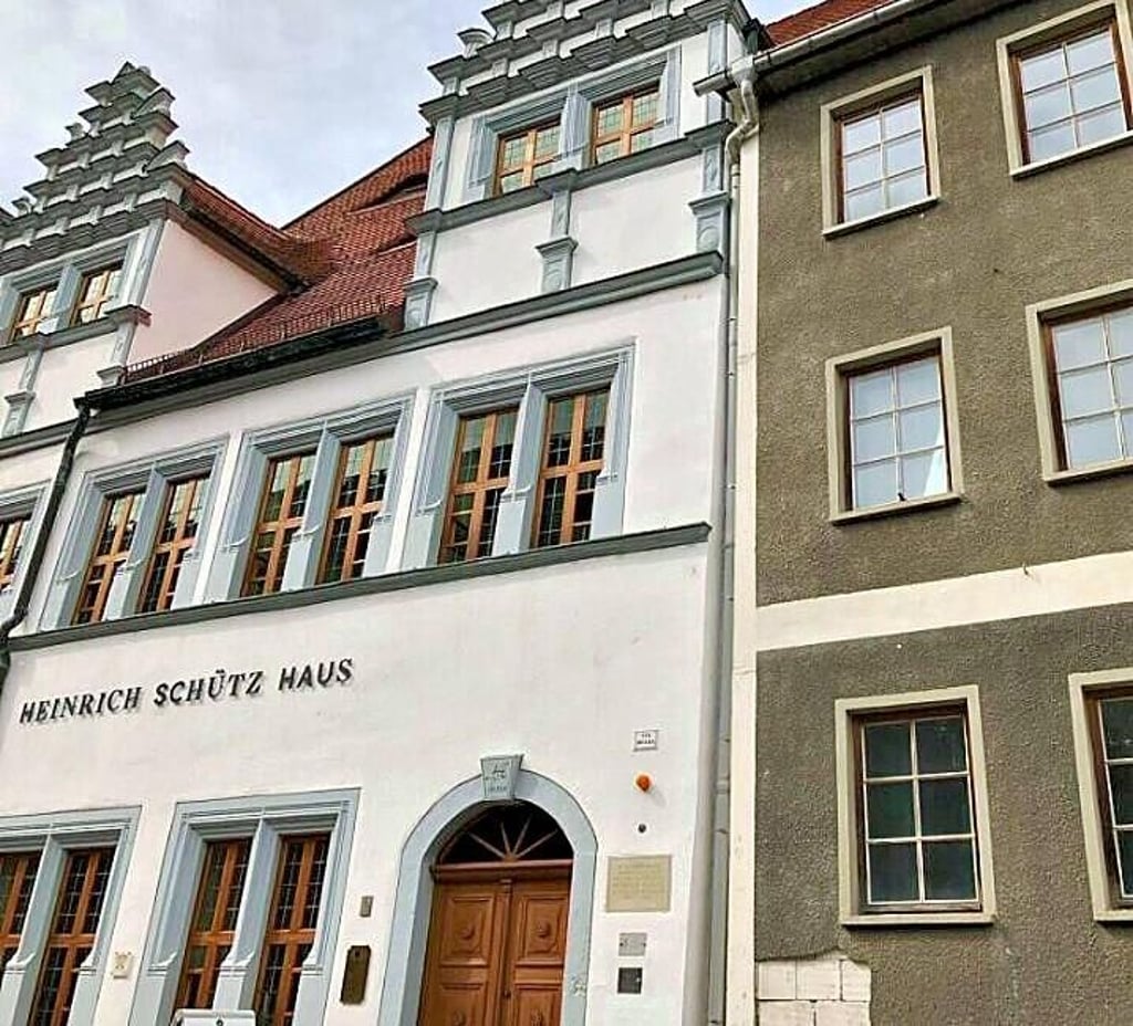 Das Weißenfelser Schütz-Haus in der Nikolaistraße. Der alte Plattenbau rechts soll abgerissen werden.