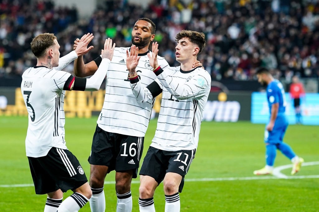 Torschütze Kai Havertz (r-l) freut sich mit Jonathan Tah und Vorlagengeber David Raum über das Tor. Foto: Uwe Anspach/dpa