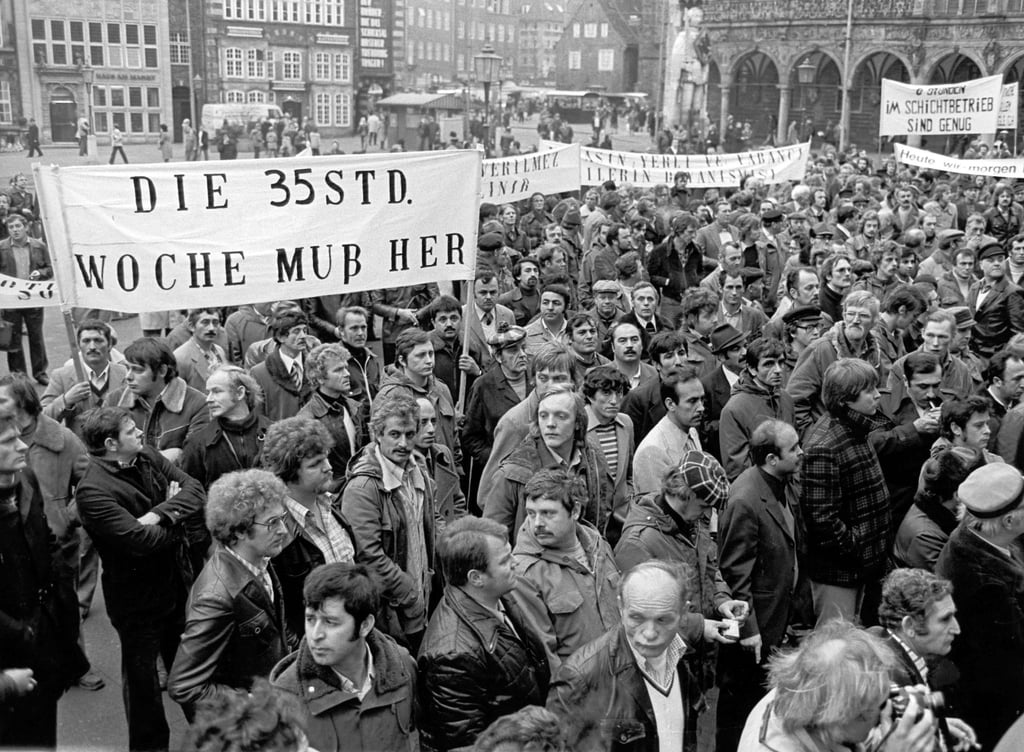 Mitarbeiter der Klöckner-Werke fordern am 17. November 1978 auf dem Marktplatz von Bremen auf einem Transparent die 35-Stunden-Woche.