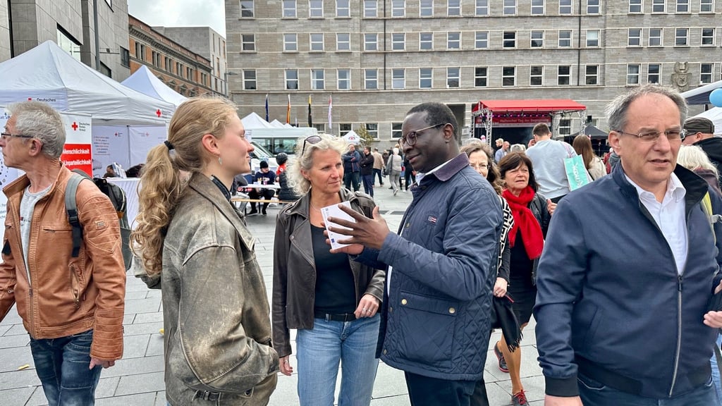 Karamba Diaby suchte beim Tag der Begegnung auf dem Markt den Kontakt zu Passanten. Er werde sich nicht verkriechen, sagte der Politiker.