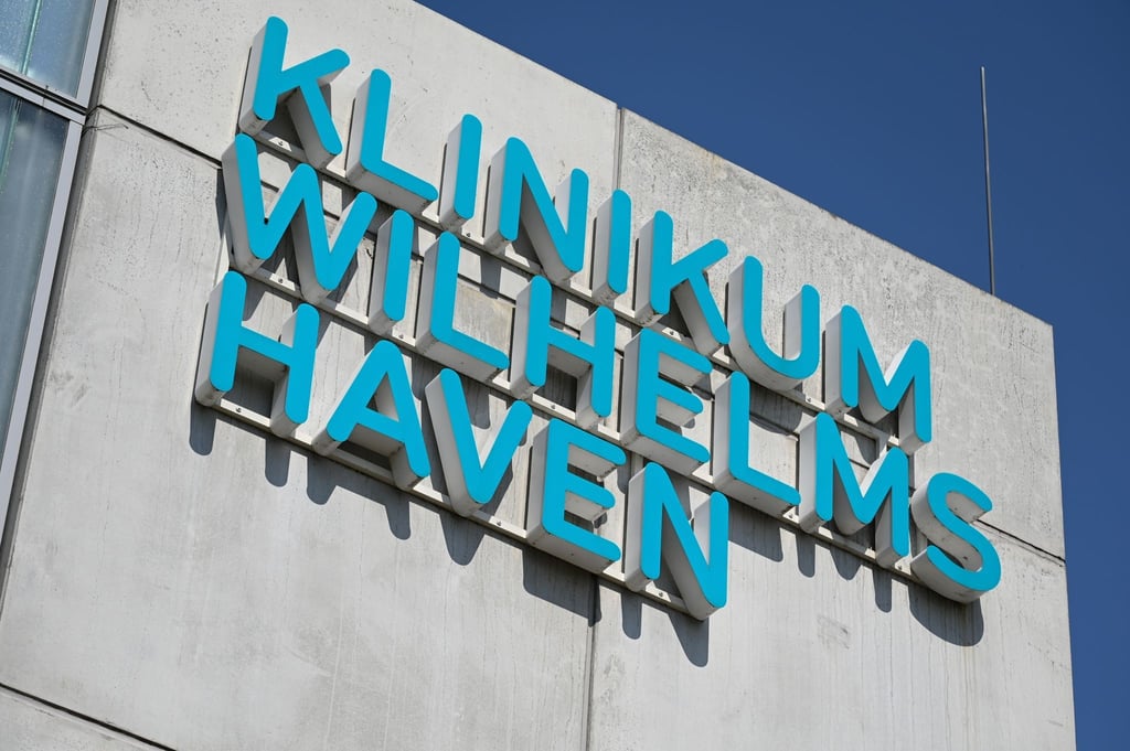 Der Schriftzug „Klinikum Wilhelmshaven" ist am Parkhaus vorm Krankenhaus zu sehen. Staatsanwaltschaft und Polizei ermitteln gegen sechs Verantwortliche des Klinikums Wilhelmshaven.
