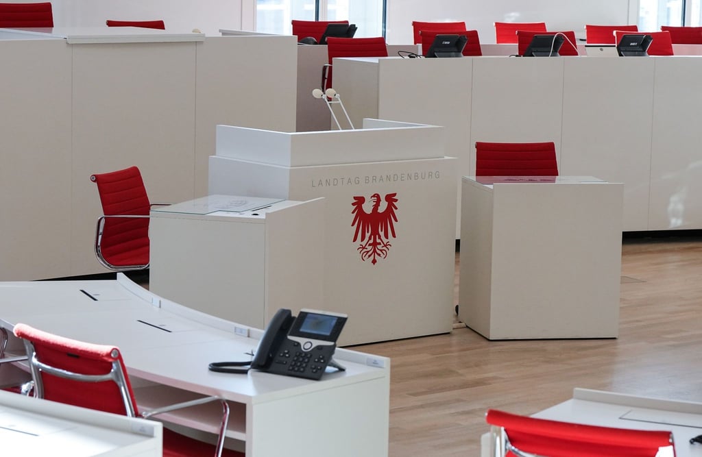 Das Rednerpult im Plenarsaal des Landtages Brandenburg.