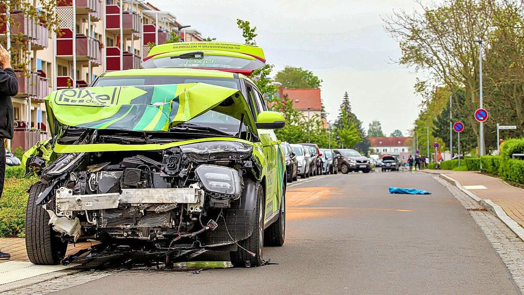 Bei einem Unfall in Wittenberg ist ein Autofahrer am Samstag schwer verletzt worden.