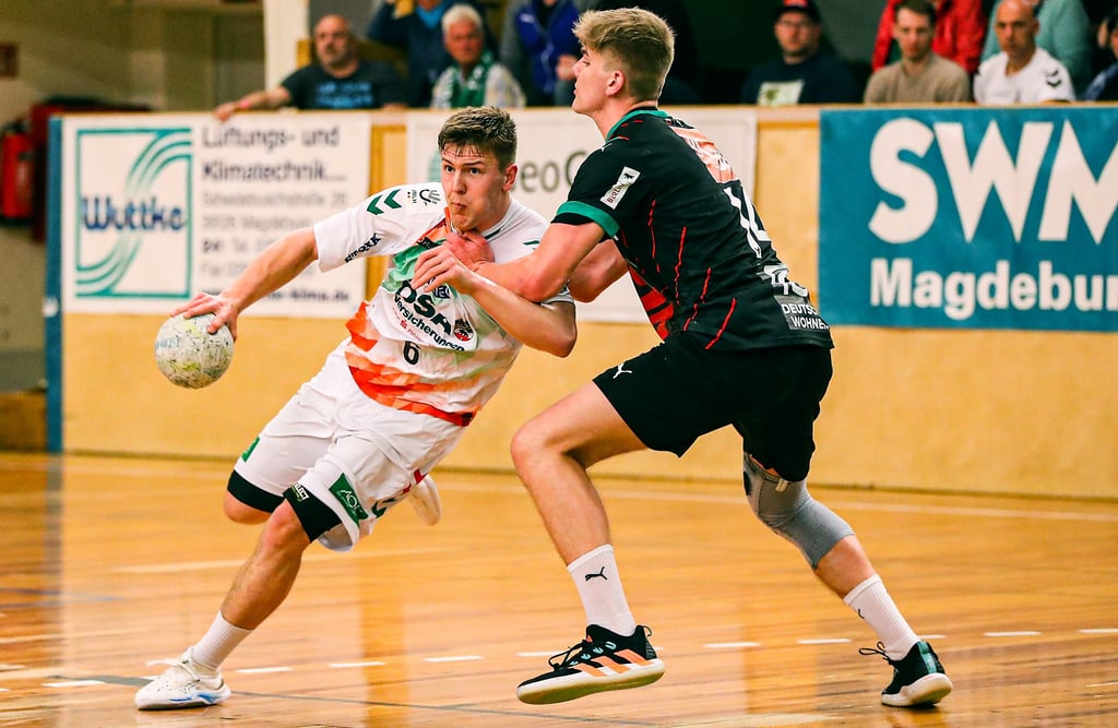Nicht nur aufgrund seiner neun Tore mit einer starken Vorstellung gegen die Füchse: Fritz-Leon Haake (l./gegen Silas Overby). Mit einer Vier-Tore-Führung gehen die Grün-Roten ins Rückspiel.