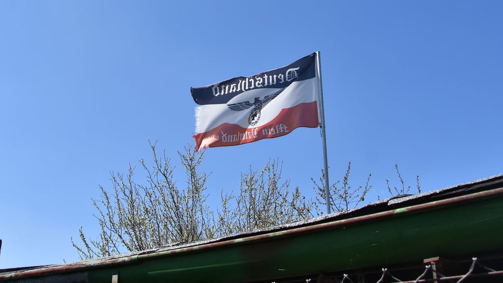 Reichskriegsflagge im Garten laut Polizei legal Ärger um rechte Fahne
