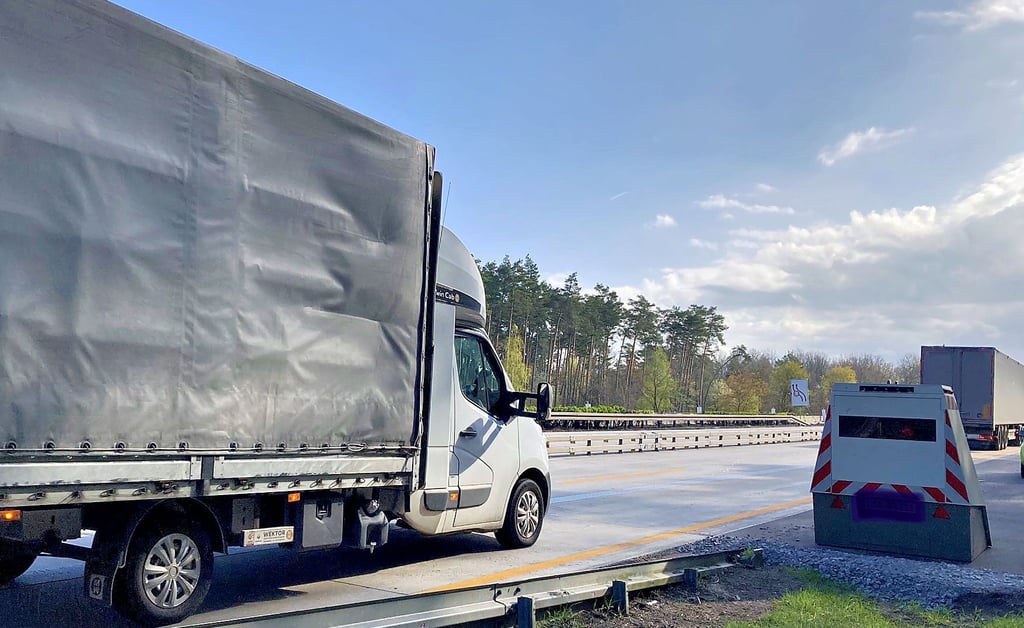 Mit dem sogenannten Enforcement Trailer, dem Super-Blitzer, nimmt die Autobahnpolizei im Baustellenbereich auf der Autobahn 2 im Abschnitt vom Jerichower Land Raser ins Visier.