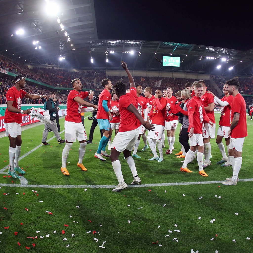 Feiern sich und ihre jüngsten Erfolge in Liga und Pokal: die Spieler von RB Leipzig