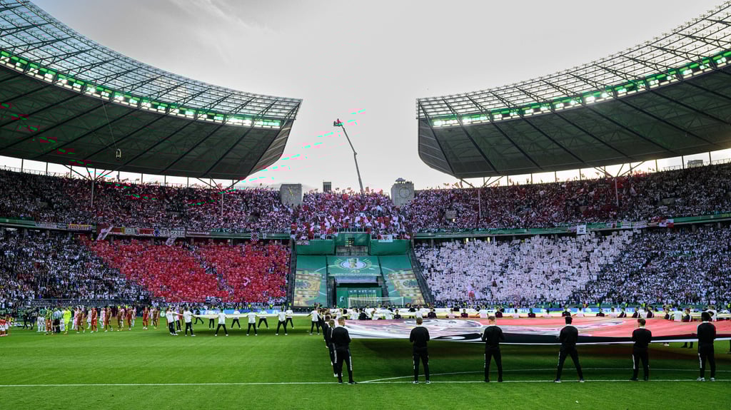 RB-Fans zeigen im DFB-Pokalfinale 2022 eine Choreographie.