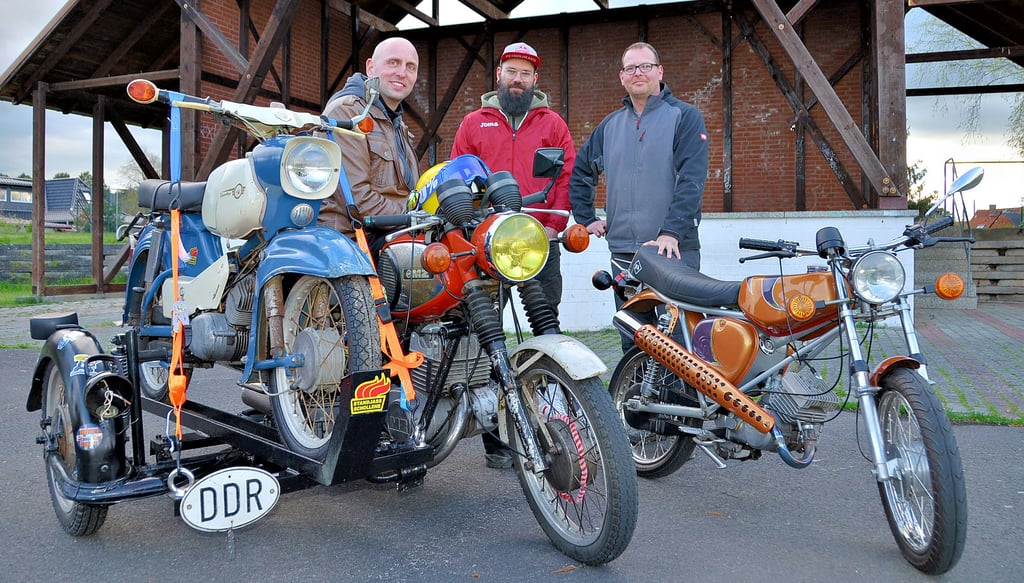 Ron Koch, André Riese und Christopher Pander vom Team "Standjass Schollene" freuen sich auf das am 13. Mai bevorstehende Oldtimertreffen in Schollene.