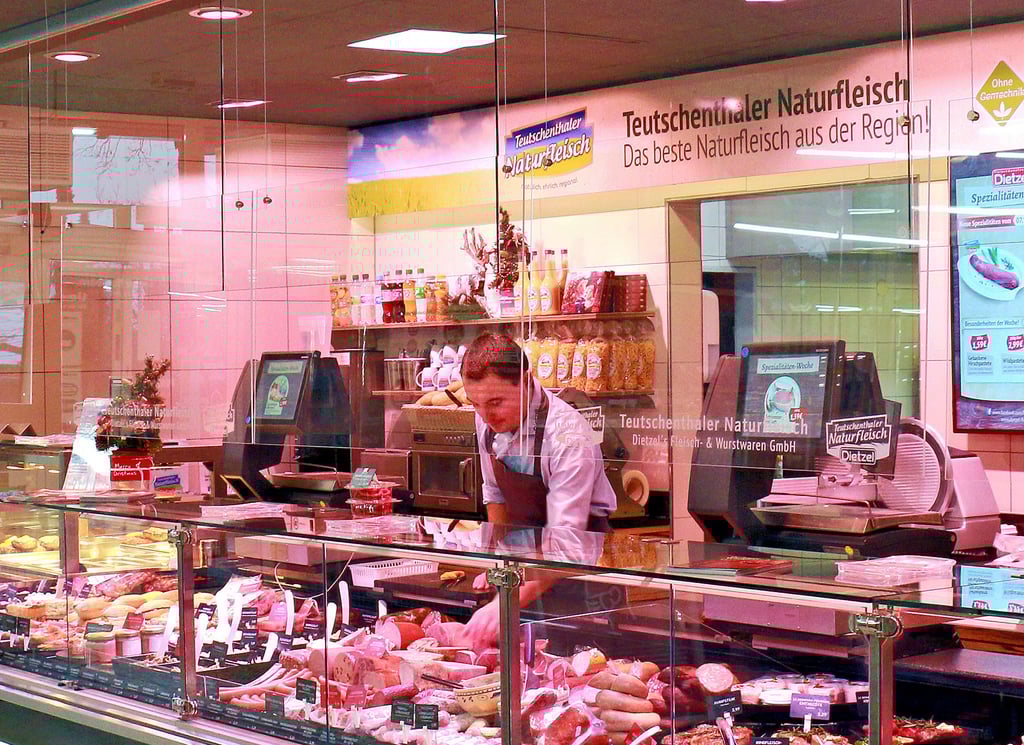 In 14 Dietzel-Filialen im Raum Halle wird Fleisch und Wurst von den Stroh-Schweinen aus Rothenschirmbach verkauft.