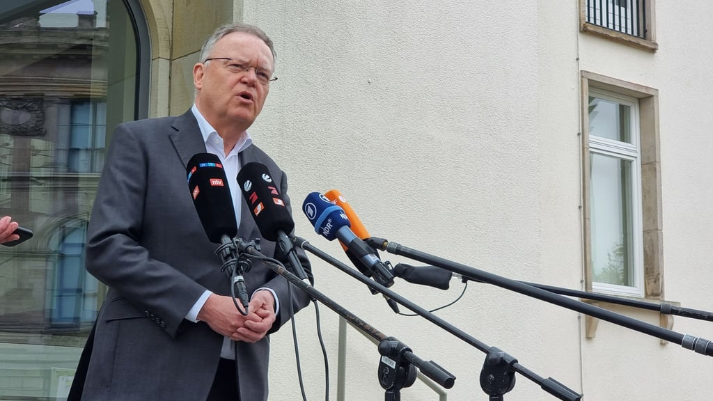 Stephan Weil (SPD), Ministerpräsident von Niedersachsen, gibt vor der Niedersächischen Staatskanzlei ein Pressestatement im Vorfeld der Sonder-Ministerpräsidentenkonferenz.