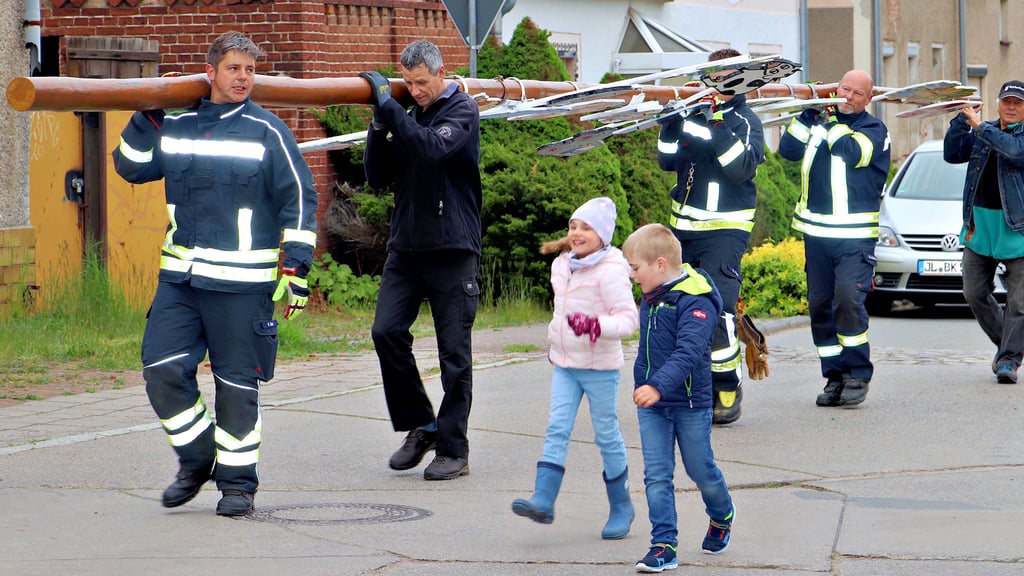 Auch in Bergzow wurde jetzt der Maibaum aufgestellt.