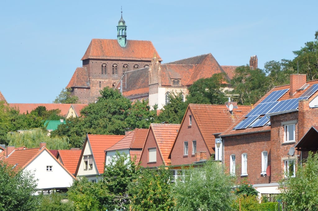 Im Paradiessaal am Dom zu Havelberg liest Schriftsteller Christoph Hein aus "verbrannten Büchern".
