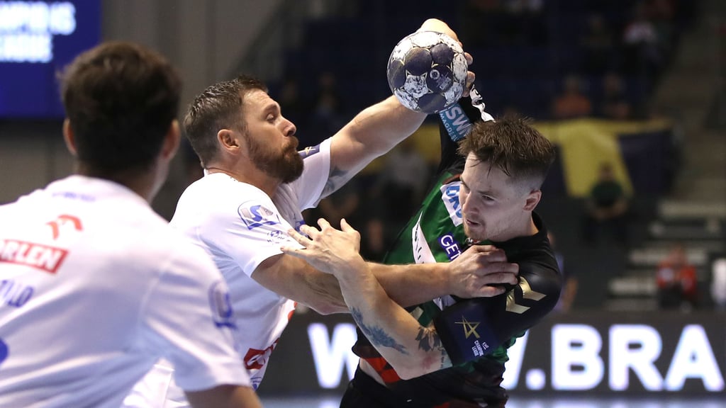 Michael Damgaard (r.) und den SC Magdeburg erwartet viel Gegenwehr im Champions-League-Viertelfinale gegen Wisla Plock – hier gegen Mirsad Terzic.