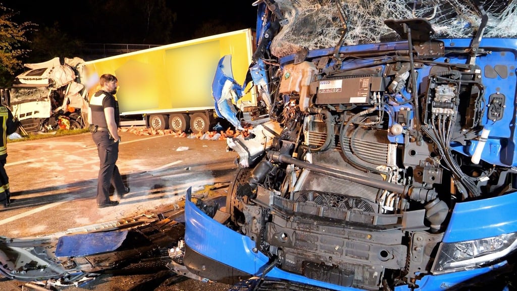 Ein Lastwagen ist nach einem Unfall beschädigt.