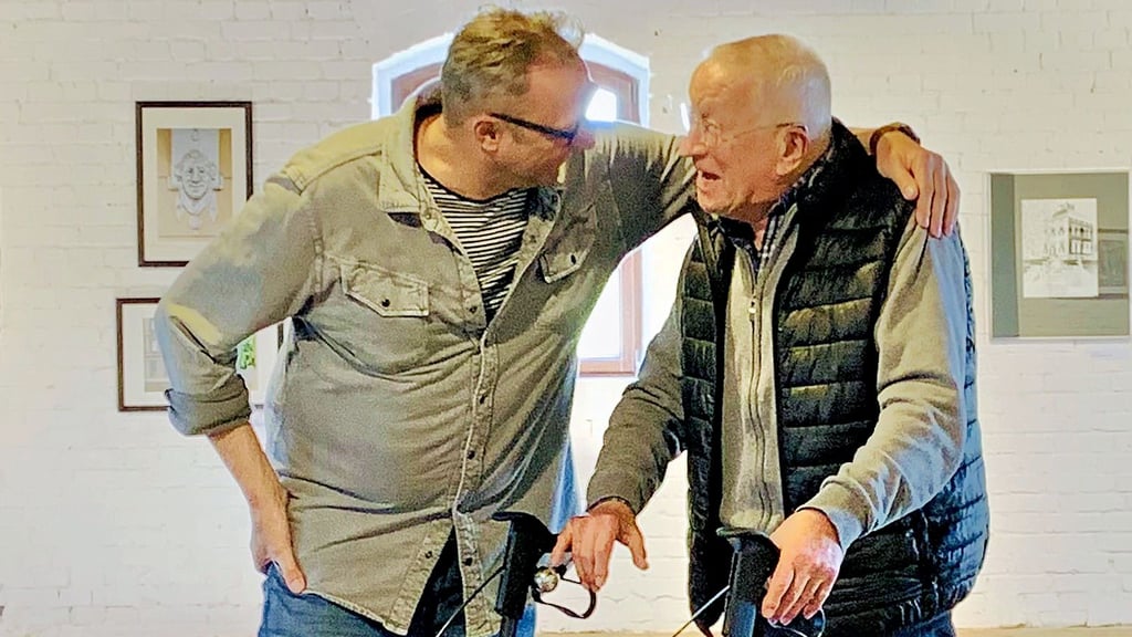 Thomas Ruttke und Peter Kühn (r.) stellen in Ibbenbüren aus.