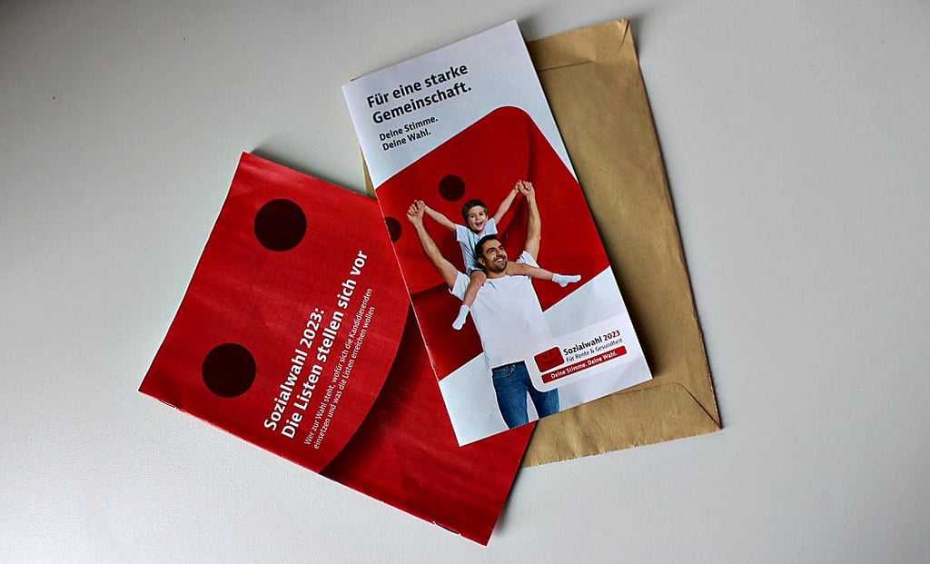Wahlunterlagen zur Sozialwahl mit Infos zu den Kandidaten und später auch die Stimmzettel kommen mit der Post.