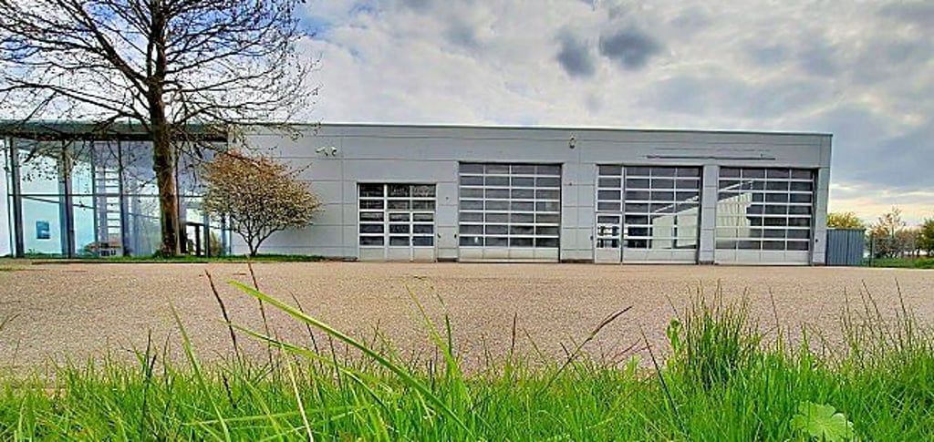 Dieses ehemalige Autohaus im Gewerbegebiet Schönburg soll die neue FTZ werden.