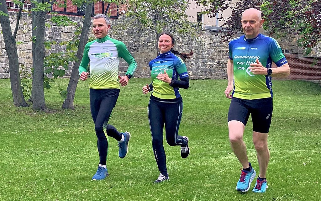 Jeff Kammerad (von links), Stefanie Eversz und Rainer Wissing starten ins gemeinsame Lauftraining in Quedlinburg.