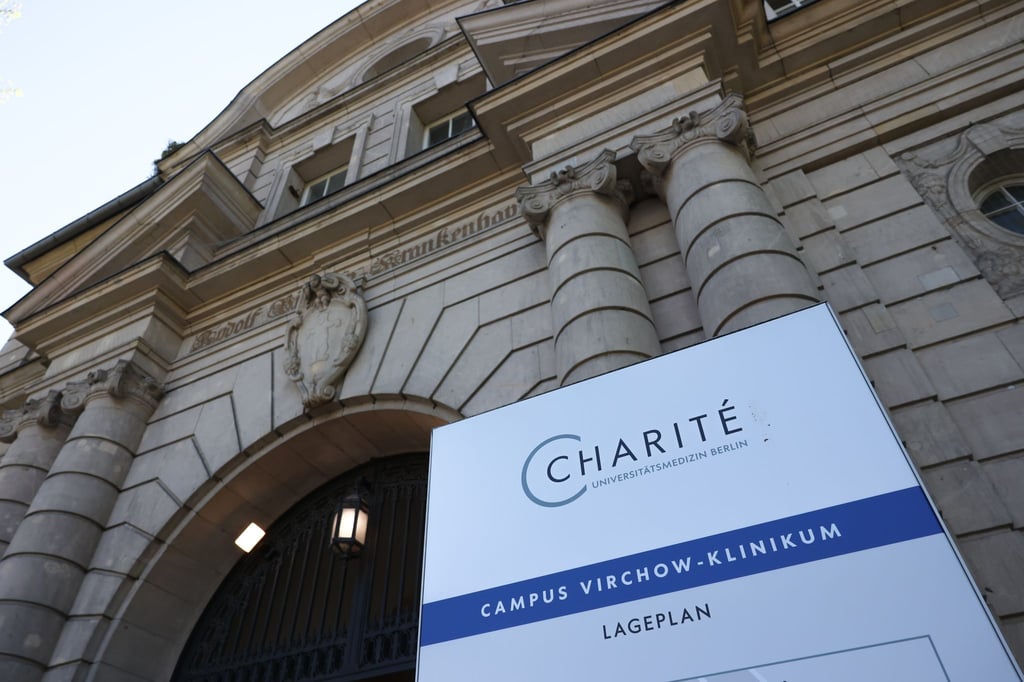 Blick auf den Eingang zum Charité Campus Virchow-Klinikum am Augustenburger Platz.