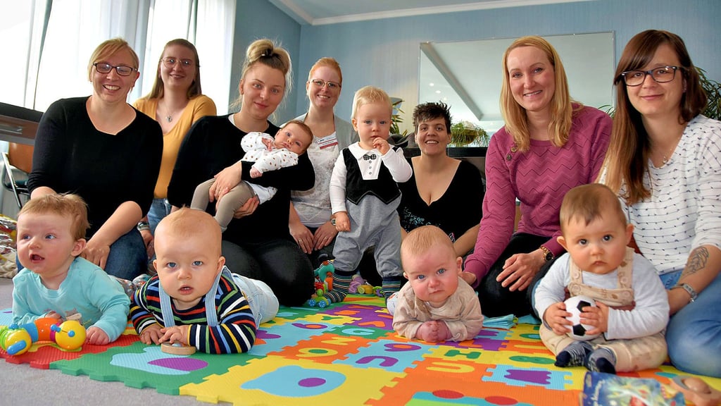 Stefanie Schütte (v.l.) mit Sohn Karl (3 Monate), Alida Lüer mit Sohn Aaron (8 Monate), Martha Jolzdt mit Nelle (3 Monate), Gundel Wegerer von der Schwangerschaftsberatungsstelle der Arbeiterwohlfahrt, Alicia Fiedler mit Noah (14 Monate), Sabrina Kronig mit Marlon (5 Monate) und Mandy Reps mit Mattheo (7 Monate) treffen sich donnerstags in der Krabbelgruppe.