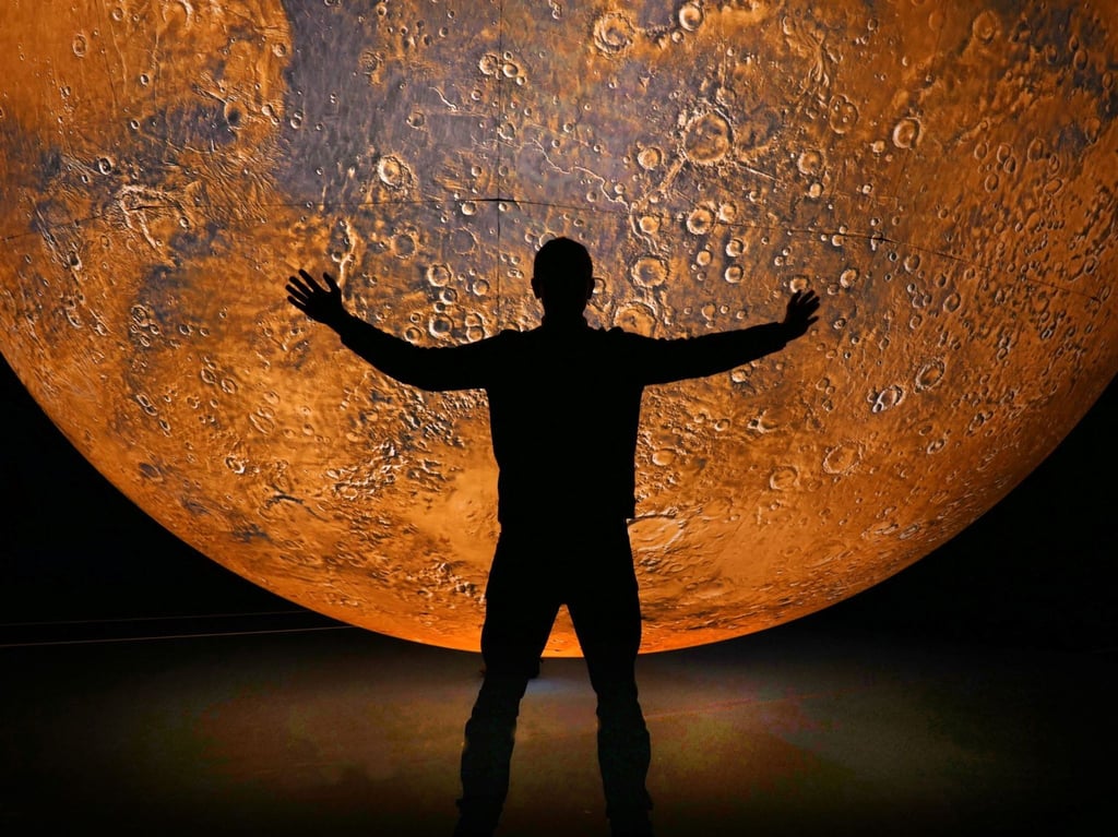 Am Planetarium und in der Moritzkirche Halle wird demnächst eine riesige Mars-Installation leuchten.
