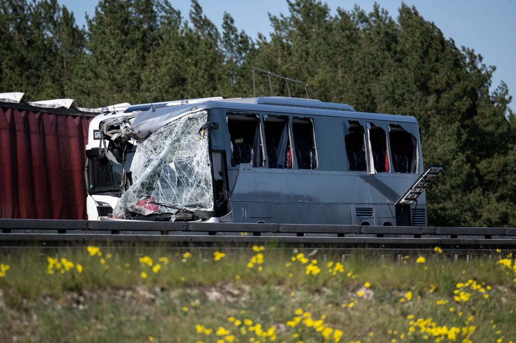 Blick auf den beschädigten Reisebus auf der A12.