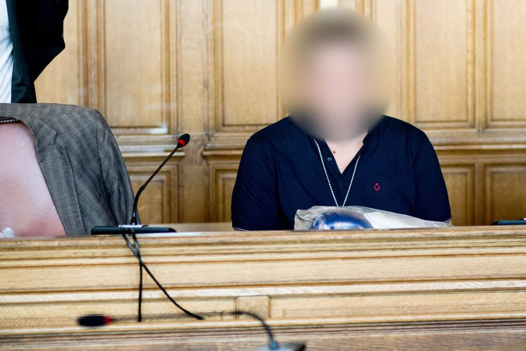 Der 47-jährige Angeklagte im Mordprozess um eine zerstückelte Leiche sitzt in einem Gerichtssaal am Landgericht Bremen.