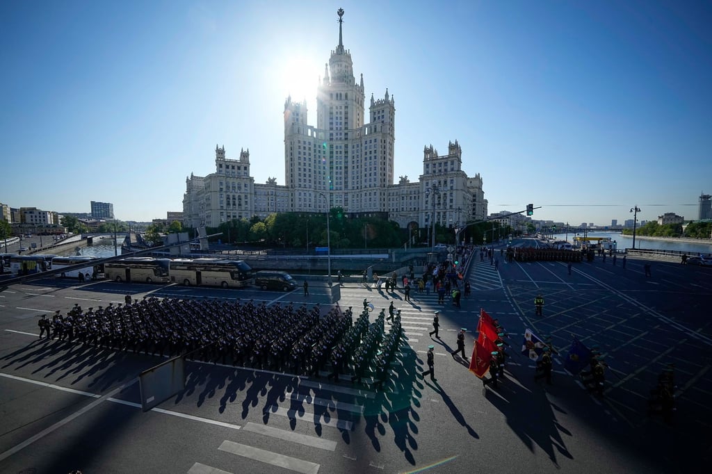 Russische Soldaten marschieren zum Roten Platz, um an der Militärparade zum Tag des Sieges in Moskau teilzunehmen.