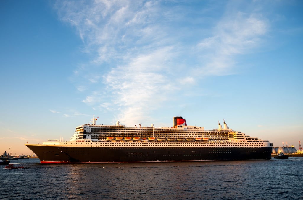 Das Kreuzfahrtschiff „Queen Mary 2“ läuft am Morgen in den Hafen ein.