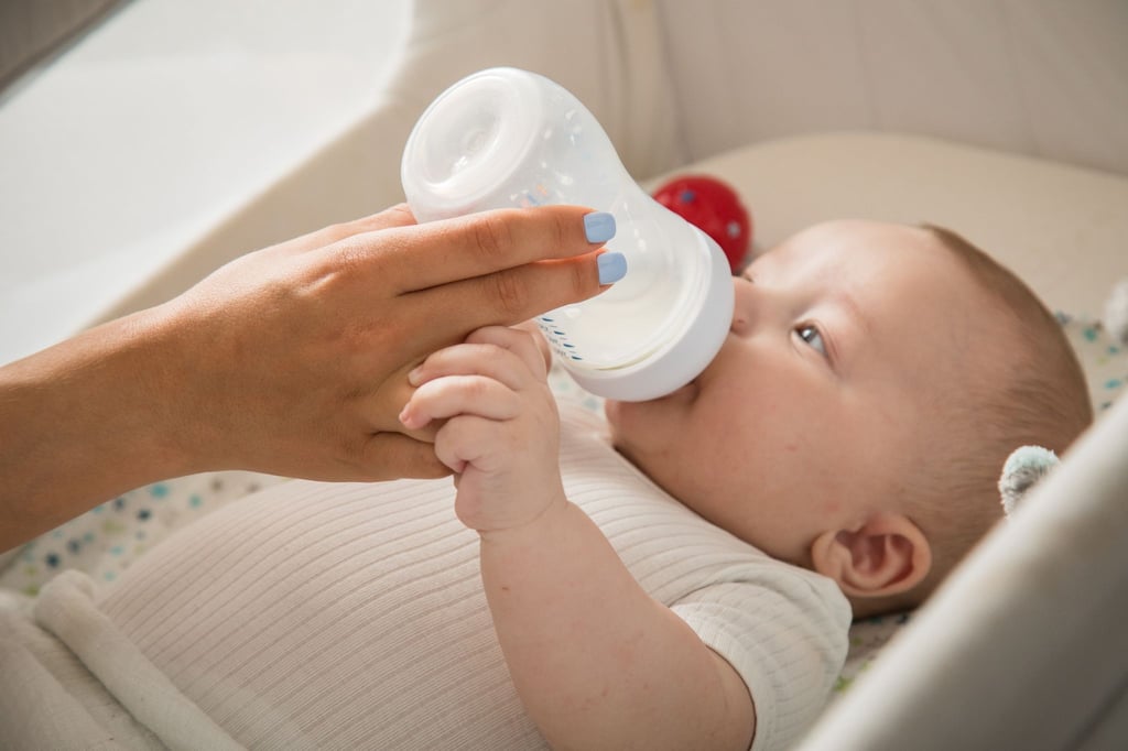 Säuglinge liegen viel und haben einen kleinen Magen - da ist es normal, dass die Nahrung auch mal wieder in die Speiseröhre zurückläuft. Nimmt das Baby aber nicht zu oder überstreckt sich beim Füttern, kann das auch ein krankhafter Reflux sein.