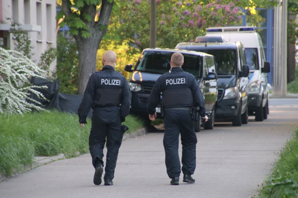 Die Bundespolizei am Dienstagmorgen in Halle-Neustadt.