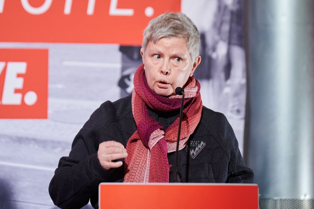 Katina Schubert (Die Linke) eröffnet einen Parteitag der Linken.