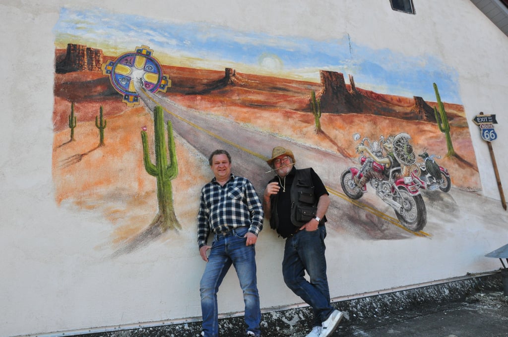 Hauseigentümer Frank Teske (links) und Künstler Peter Clauss vor Wandbild, das einen Eyecatcher in der Stadtmitte von Kalbe darstellt.