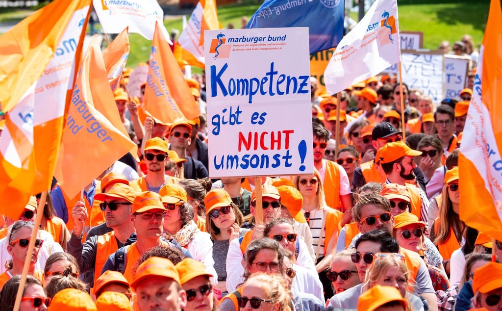 Warnstreik der Ärztegewerkschaft Marburger Bund in Hamburg.