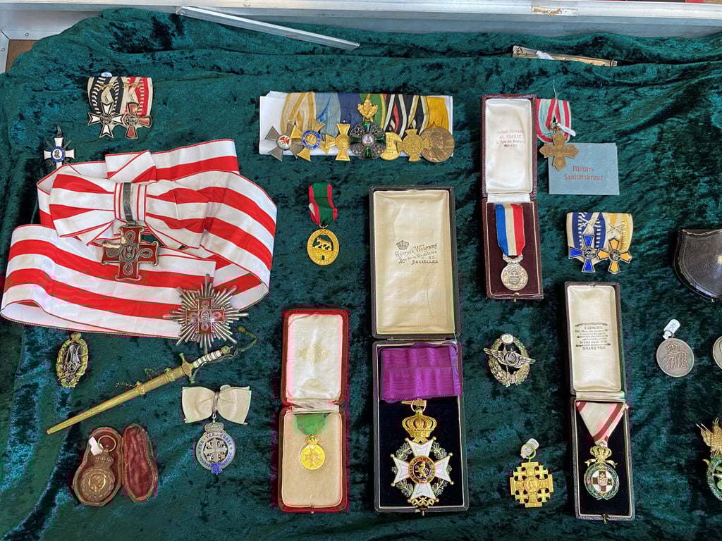 Verschiedenste Orden und Ehrenzeichen aus vor allem zwei Jahrhunderten europäischer Geschichte konnte am Wochenende in Eggersdorf betrachtet und erworben werden. Darunter der Leopold-Orden am violetten Band aus Belgien.