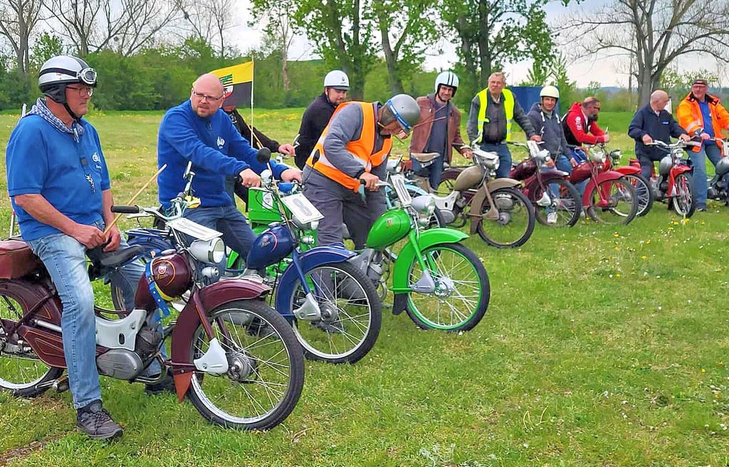 Elf Unentwegte stellten sich der Herausforderung des Ringfahrens beim SR2-Treffen in Drosa.