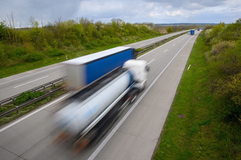 Lastwagen auf der A14 - die meisten Güter werden in Deutschland per Lkw transportiert.