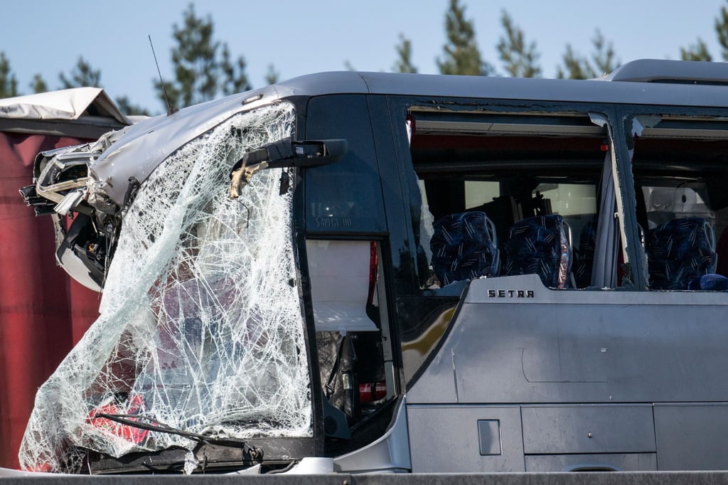 Blick auf den beschädigten Reisebus auf der A12.