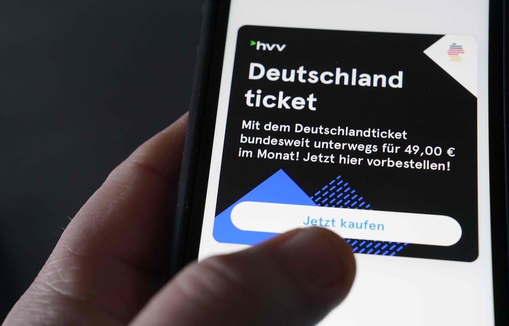 Das Deutschlandticket lässt sich am Schalter und per App erstehen.