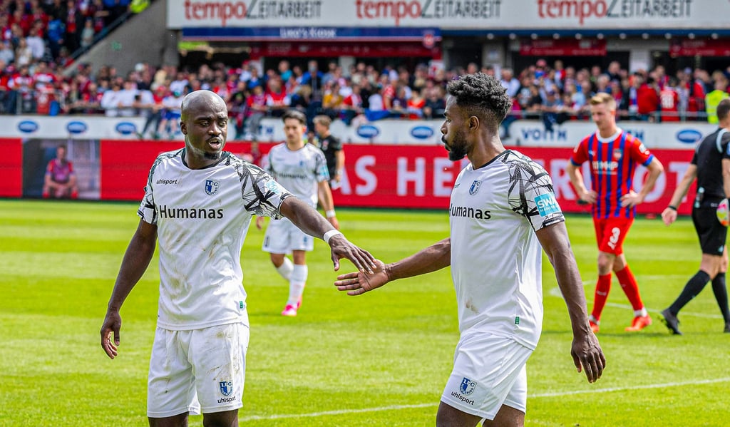 Klatschen sich hier nach dem 0:0 beim 1. FC Heidenheim ab: Magdeburgs Kapitän Amara Condé (l.) und Daniel Heber. Letzterer war immer von einer erfolgreichen Rückrunde des FCM überzeugt.