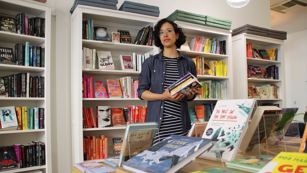 Bietet ausgewählte Literatur an: Sarah Lutzemann in der Buchhandlung Kohsie in Halle.
