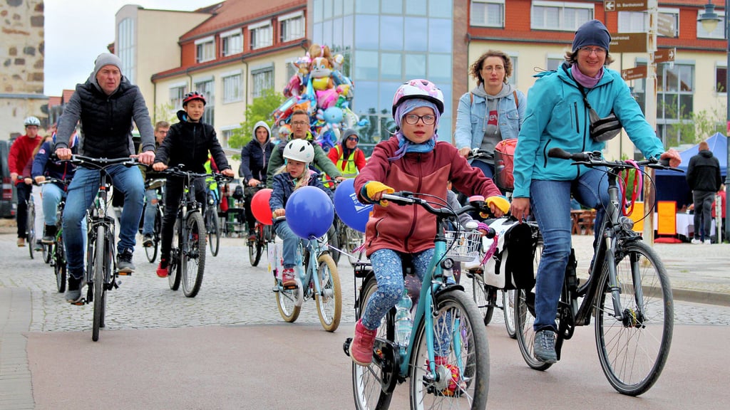 Zahlreiche Radfahrer, vor allem Familien mit Kindern, beteiligten sich an der Radfahrer-Demo durch Zerbst.